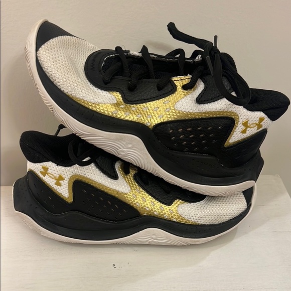 Under Armour Other - Under Armour Boys Black and Gold Basketball Shoes, 4Y